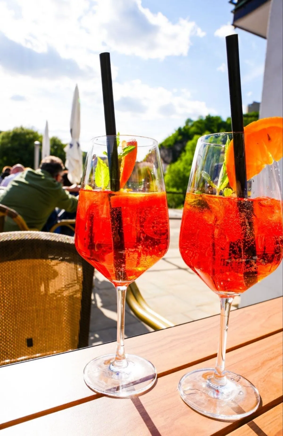 Zwei Aperol Spritz auf der sonnigen Terrasse