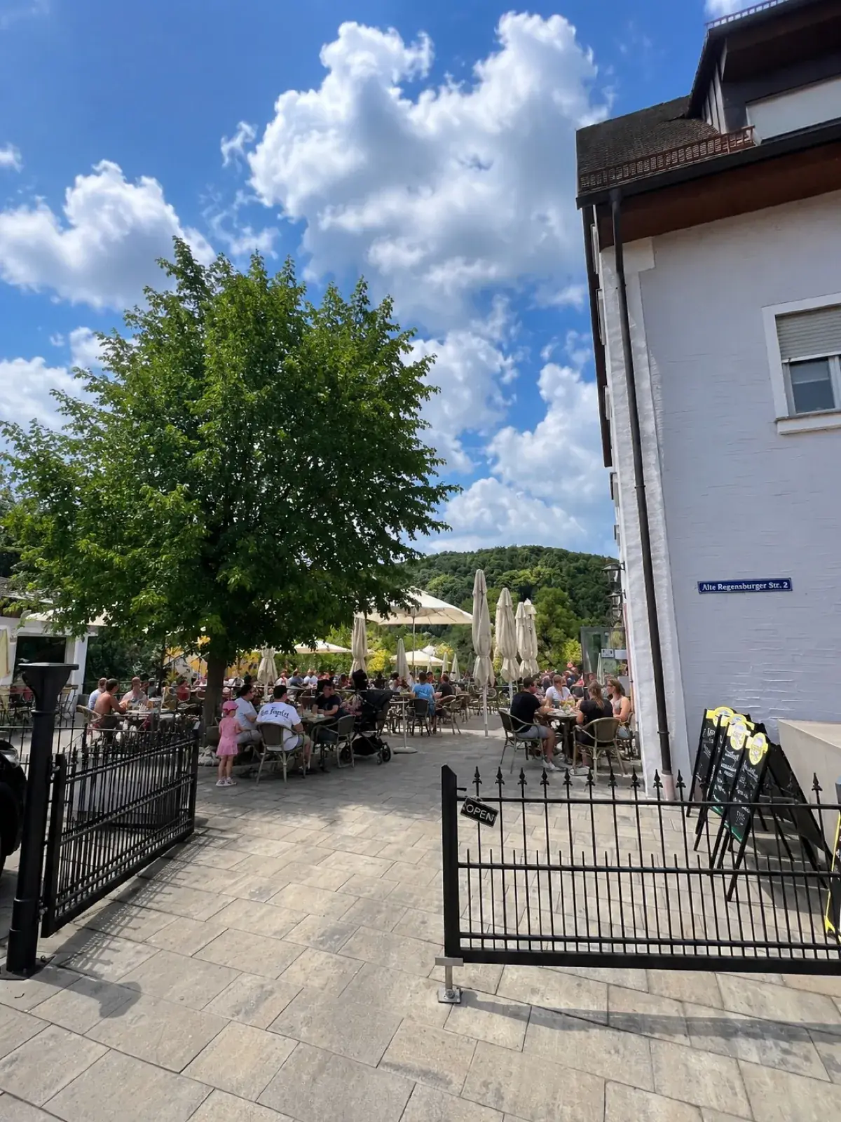 Sommerlicher Außenbereich am Eingang
