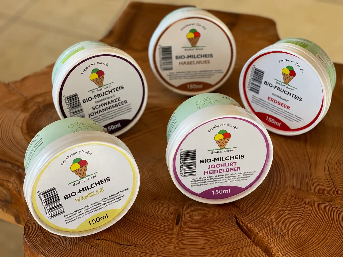 Eisbecher mit Früchten und Sahne bei Servus zur Mühle