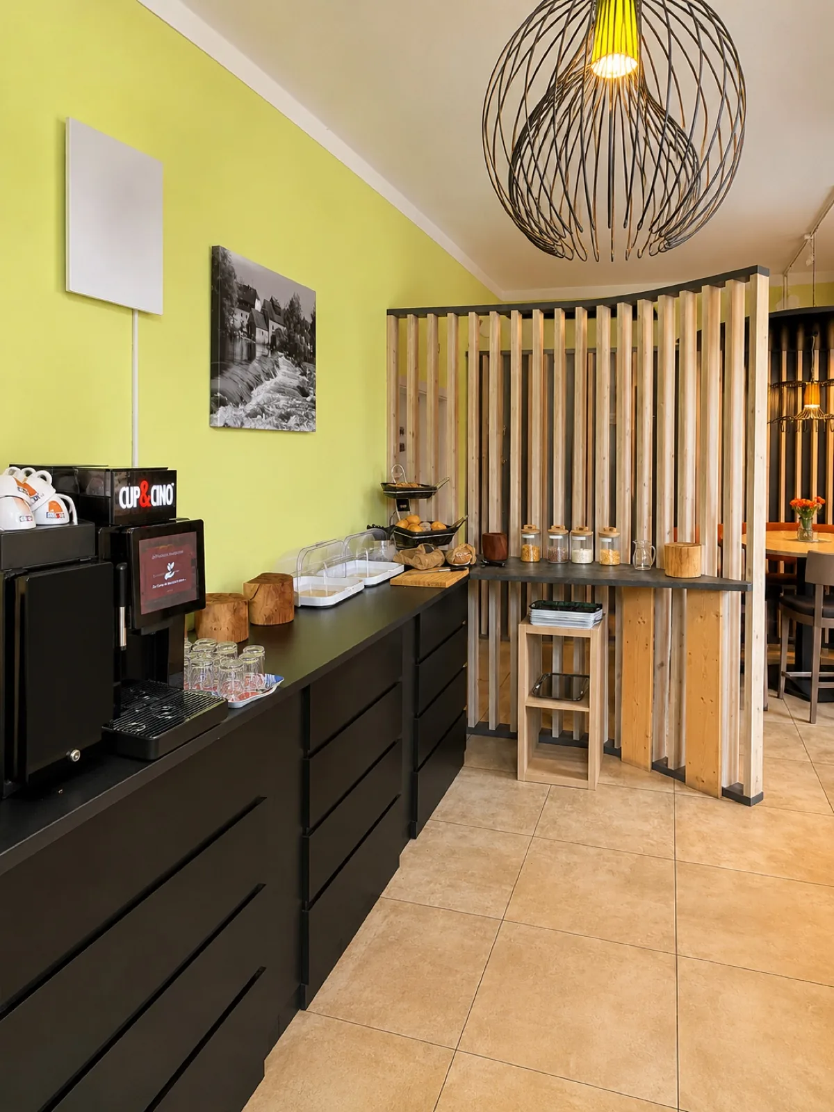 Kaffeeautomat und Frühstücksbuffet