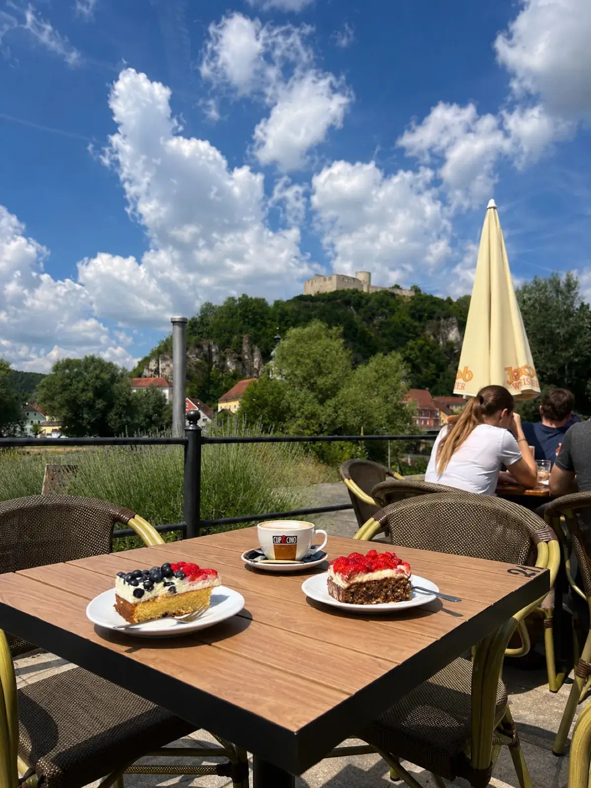 Kuchen auf der Terrasse mit Blick zur Burg