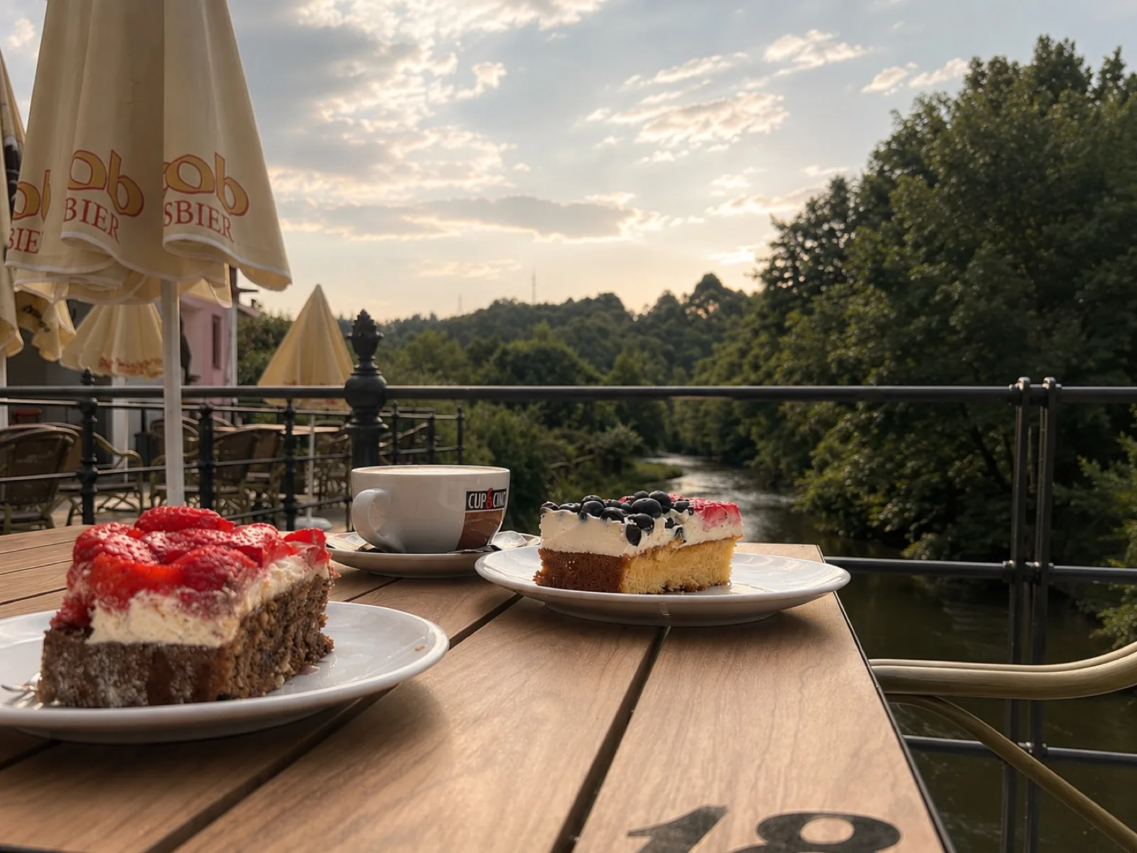 Kaffee und Kuchen auf der Terrasse